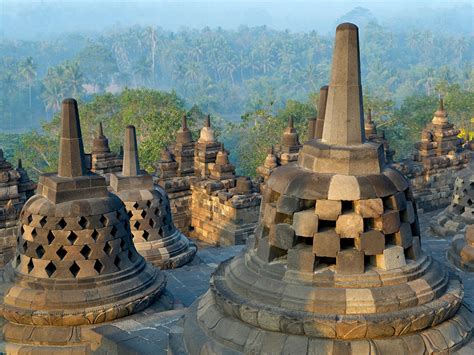  Le Sanctuaire de Borobudur ? Une Symphonie de Pierre et une Épopée Spirituelle en Java