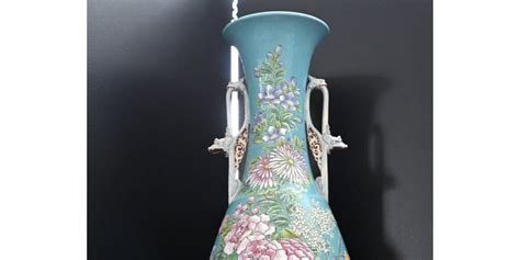 Le Vase aux Deux Dragons: Une Ode à la Symbolique et à l'Élégance Celadonique!